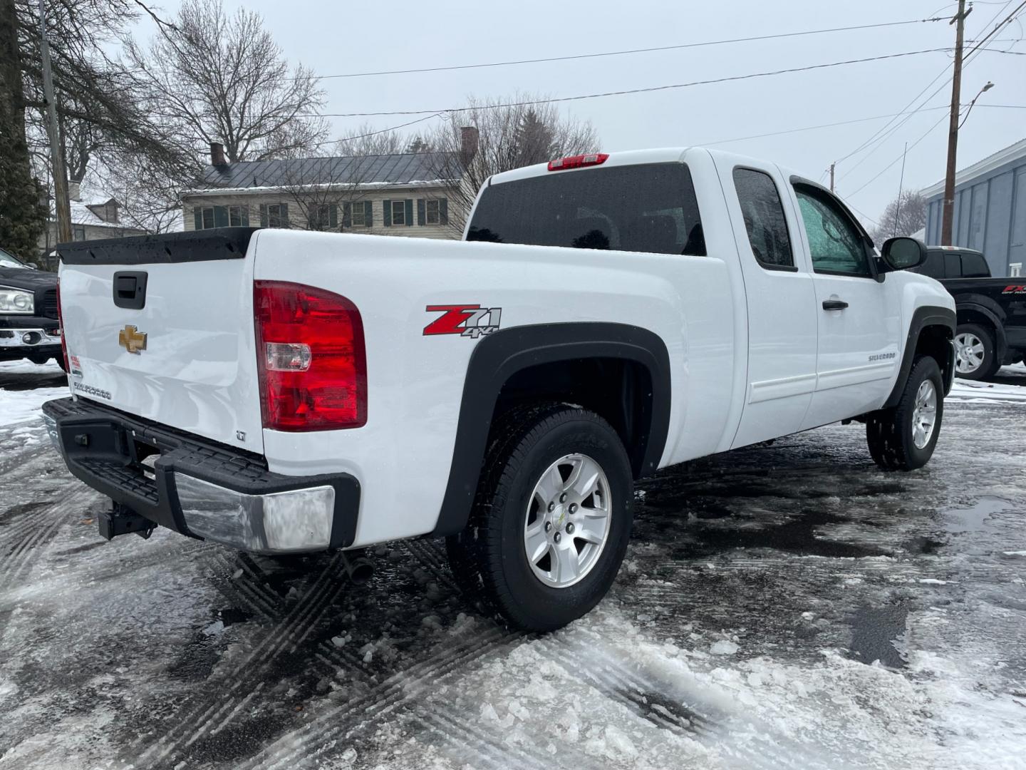 2012 White /black Chevrolet Silverado 1500 LT Ext. Cab Long Box 4WD (1GCRKSE7XCZ) with an 5.3L V8 OHV 16V FFV engine, 6-Speed Automatic transmission, located at 101 N. Main Street, Muncy, PA, 17756, (570) 546-5462, 41.207691, -76.785942 - Photo#2